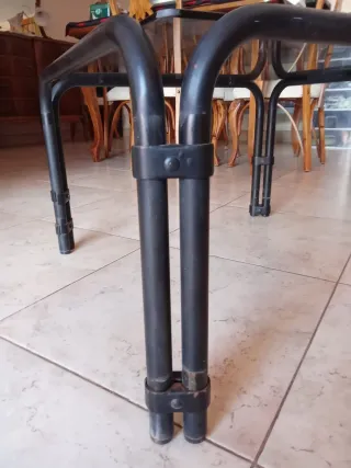 Mesa de cristal ahumado con estructura metálica