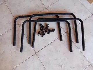 Mesa de cristal ahumado con estructura metálica