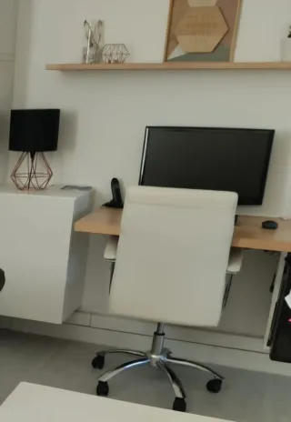 Scrivania in legno massello con ripiano