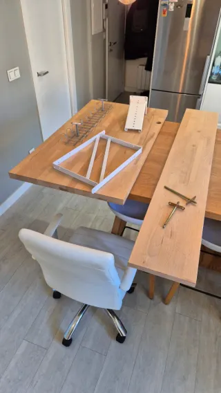 Scrivania in legno massello con ripiano