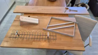 Scrivania in legno massello con ripiano