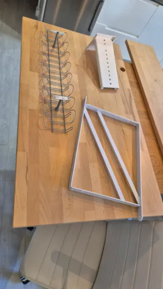 Scrivania in legno massello con ripiano