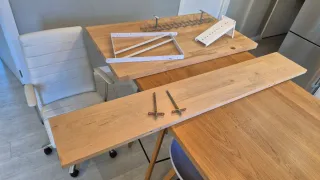 Scrivania in legno massello con ripiano