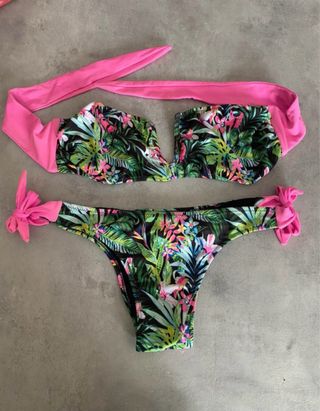 Costume a fascia floreale con laccetti rosa