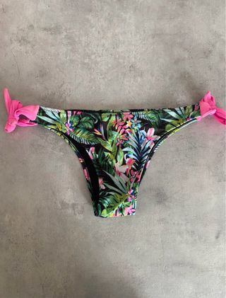 Costume a fascia floreale con laccetti rosa