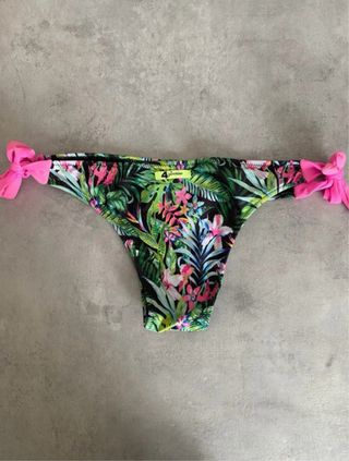 Costume a fascia floreale con laccetti rosa