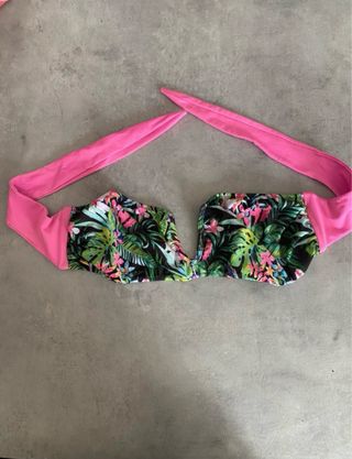 Costume a fascia floreale con laccetti rosa