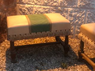 Due vecchie panche in pelle e legno