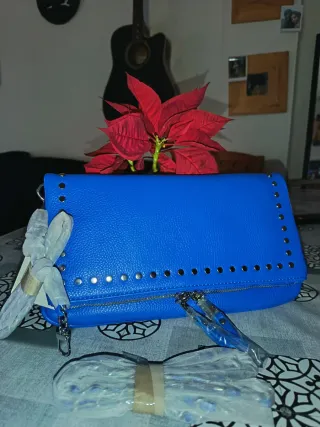 Bolso azul con dos cadenas