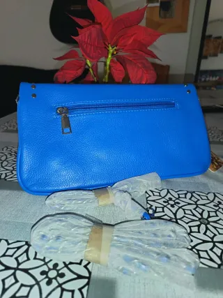 Bolso azul con dos cadenas