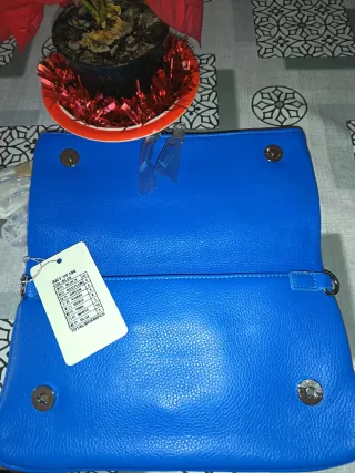 Bolso azul con dos cadenas