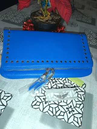 Bolso azul con dos cadenas