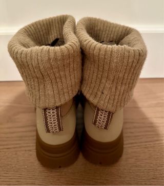 Botas UGG Beige impermeables con Puño Tejido