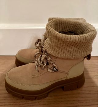 Botas UGG Beige impermeables con Puño Tejido