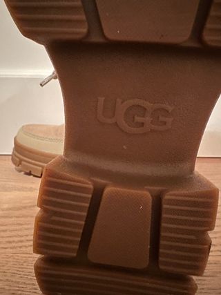 Botas UGG Beige impermeables con Puño Tejido