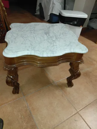 Mesa antigua de mármol tallada a mano