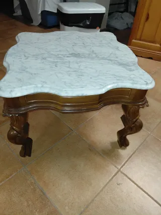 Mesa antigua de mármol tallada a mano