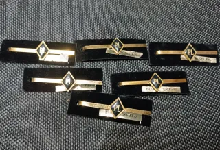 Insignias militares plateadas y doradas