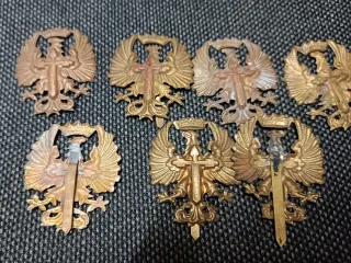 Insignias militares plateadas y doradas