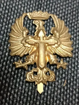 Insignias militares plateadas y doradas