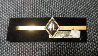 Insignias militares plateadas y doradas