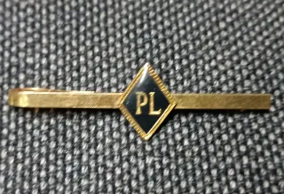 Insignias militares plateadas y doradas