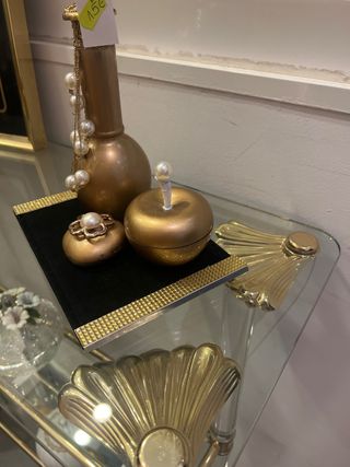 Estantería de cristal y metal dorado