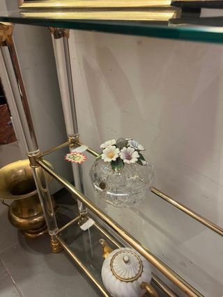 Estantería de cristal y metal dorado