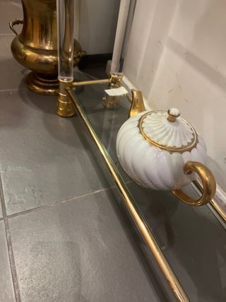 Estantería de cristal y metal dorado