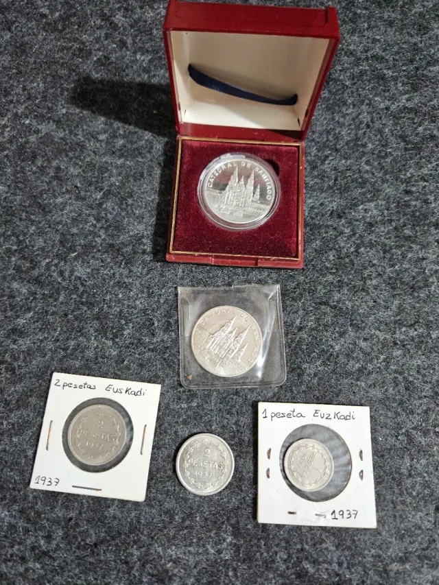 Lote 3 monedas 1937 Euskadi y Catedral Santiago