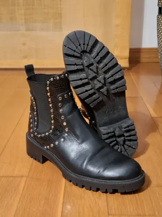 Botines negros con tachuelas