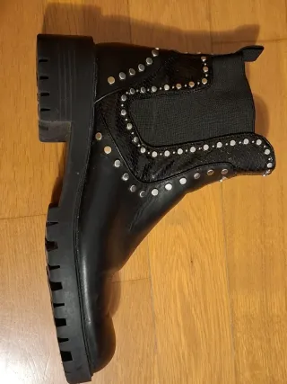 Botines negros con tachuelas