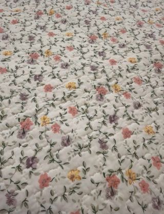 Colcha floral rosa y blanca