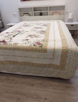 Colcha floral rosa y blanca