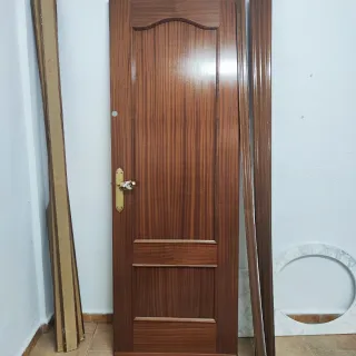 Puertas de madera con manilla dorada