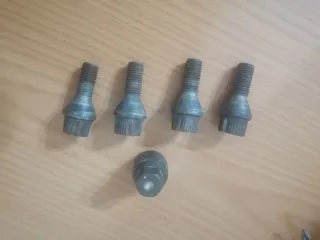 Tornillos antirrobo para llantas