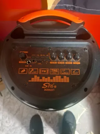 Altavoz con micrófono negro y naranja