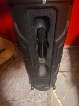 Altavoz con micrófono negro y naranja