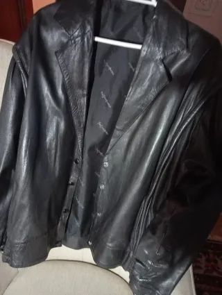 Cazadora de piel negra