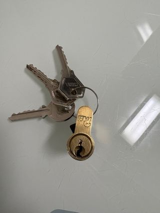 Bombillos, cerraduras.