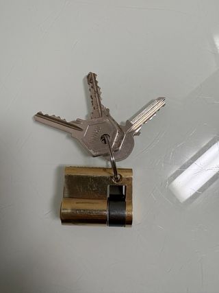 Bombillos, cerraduras.