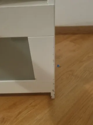 Mueble TV blanco con 3 cajones y 3 huecos.