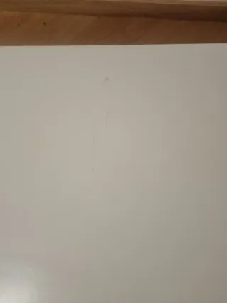 Mueble TV blanco con 3 cajones y 3 huecos.