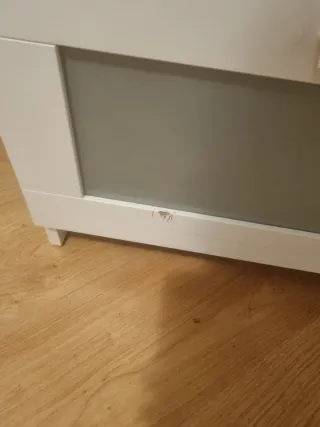 Mueble TV blanco con 3 cajones y 3 huecos.