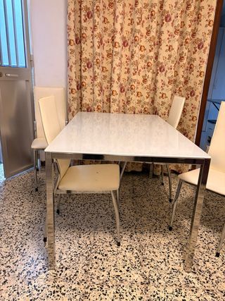 Mesa cristal y 4 sillas