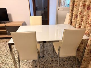 Mesa cristal y 4 sillas