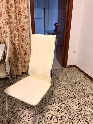 Mesa cristal y 4 sillas