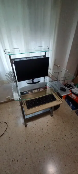 Mesa de ordenador cristal y metal