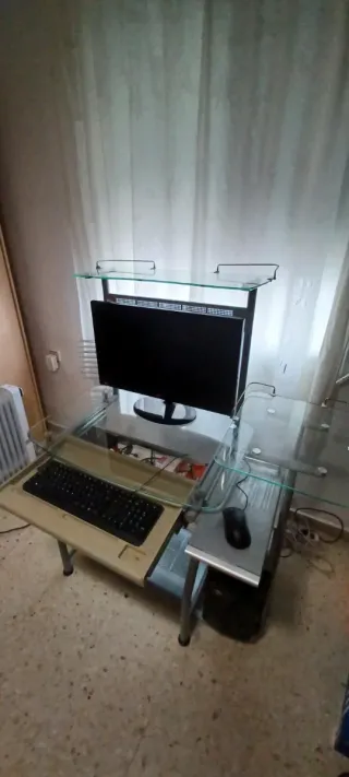 Mesa de ordenador cristal y metal