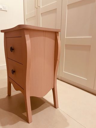 Mesita auxiliar de madera rosa